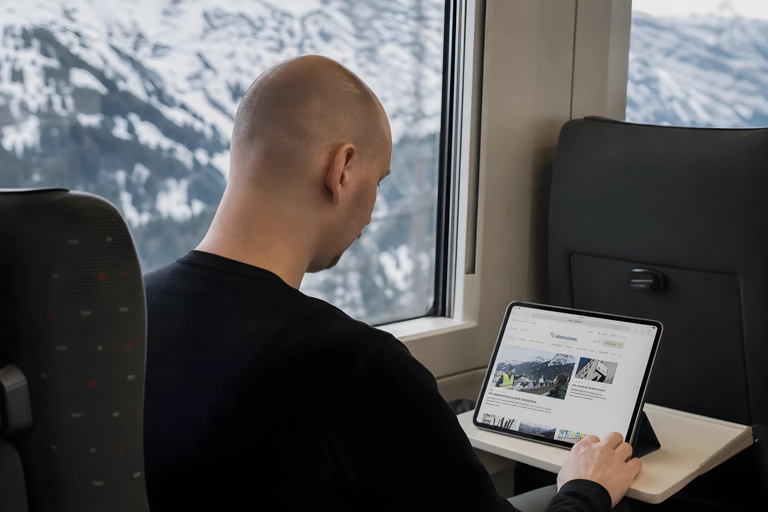 Simon checking the Südostschweiz site on an iPad on a Swiss train