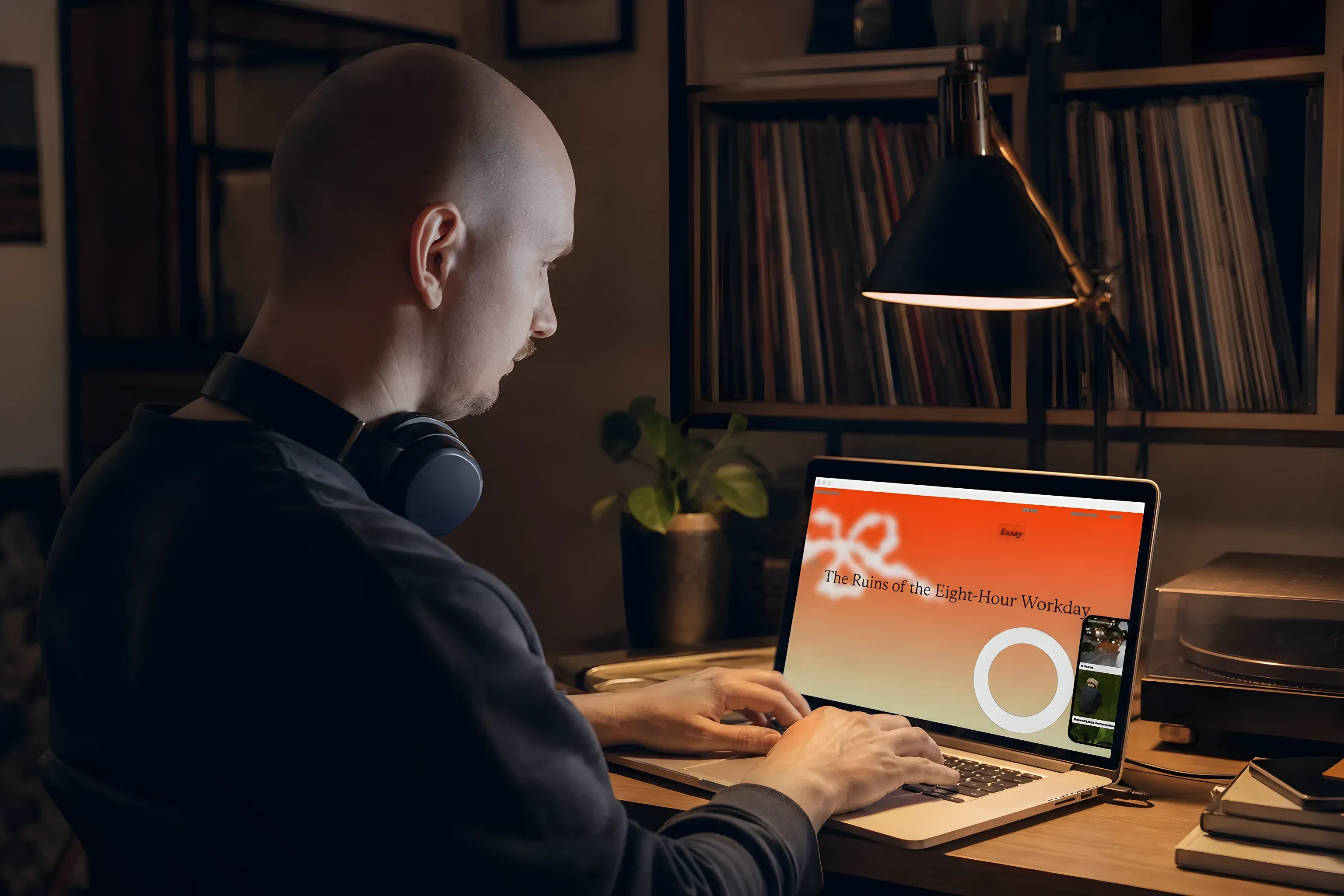 Simon working on the V/A site in the evening, headphones around his neck